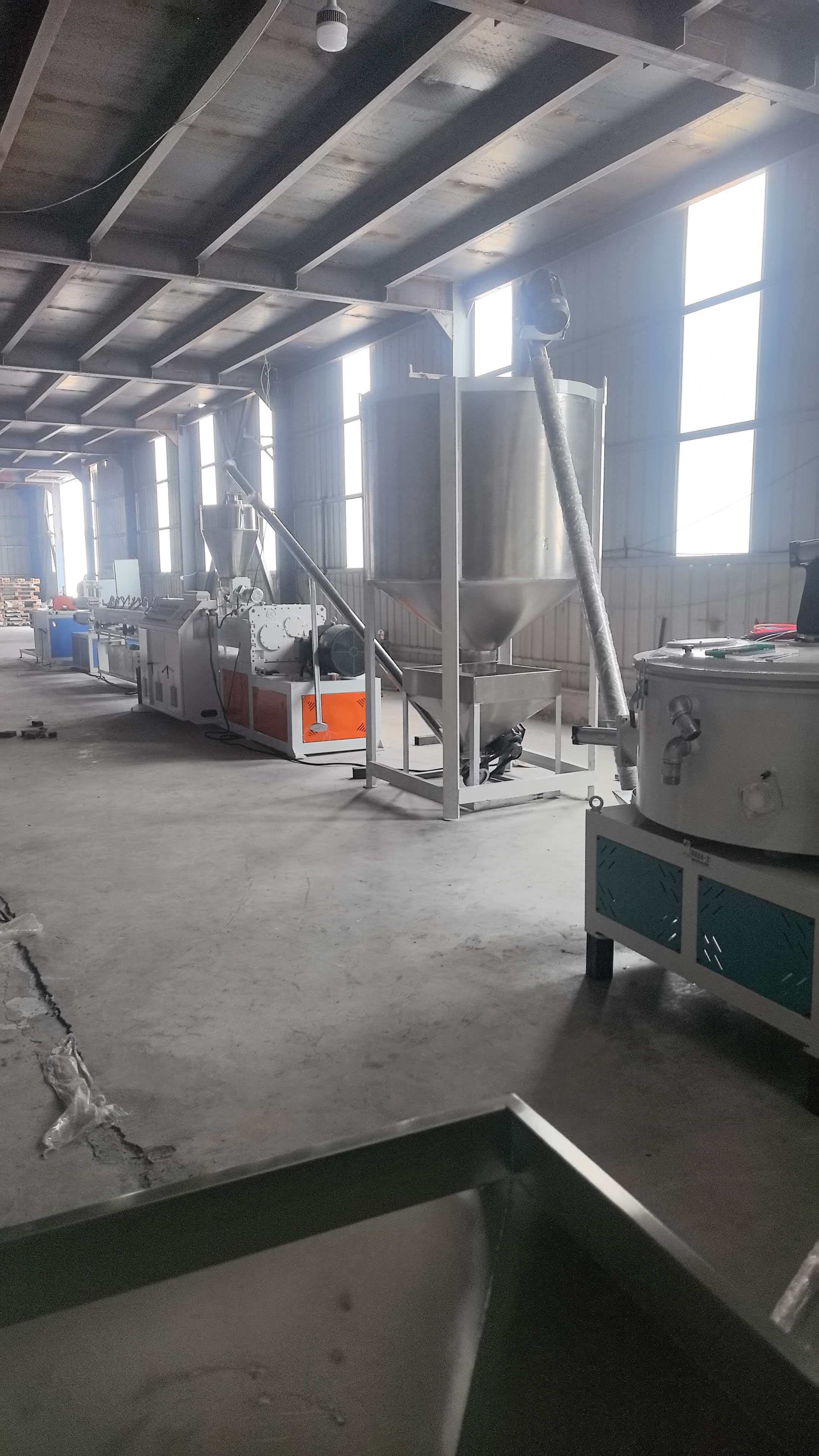 ​Vores PVC-kernerørsekstruderingsudstyr (35/38 mm ydre diameter) er med succes blevet sat i produktion og modtaget stor ros fra vores kunde.